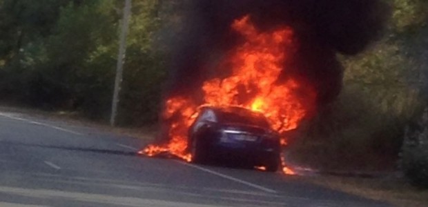 Une Tesla Model S prend feu
